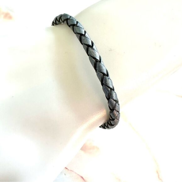 Grey heart charm bracelet - Picture 2 of 9